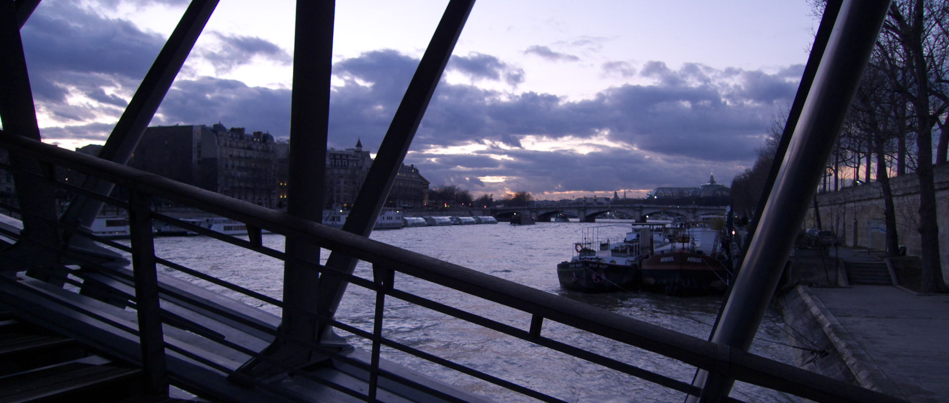 Mercredi 11 février 2009, 18:17, passerelle Solférino, à Paris.