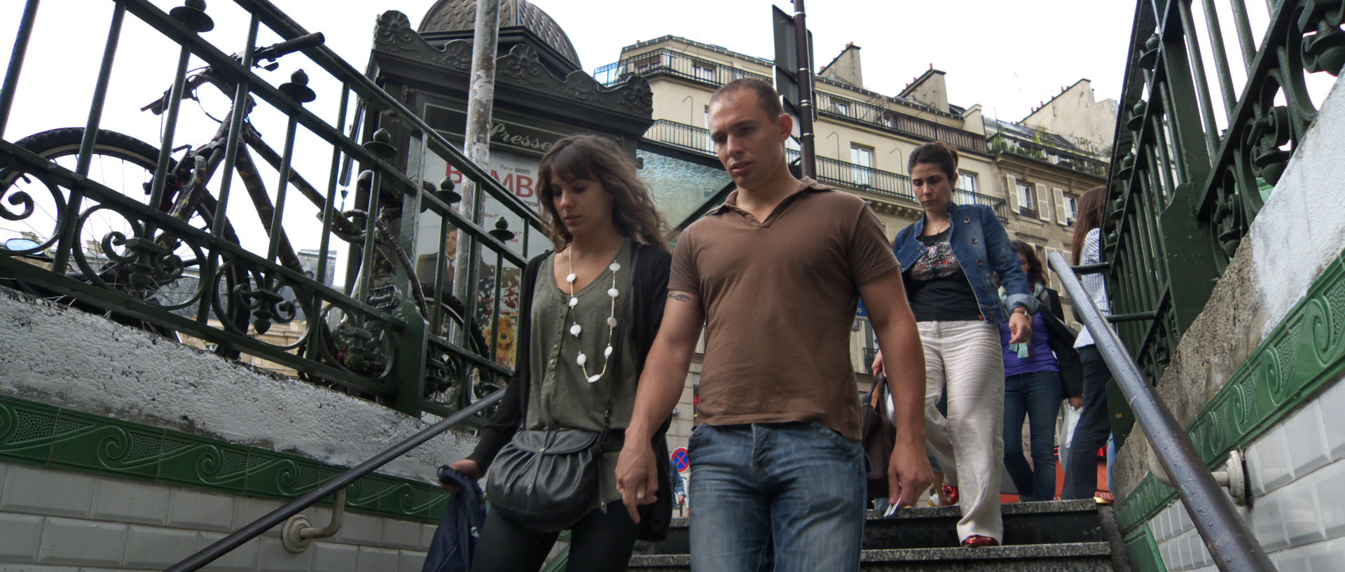 Photo à l'entrée d'une bouche de métro, Paris, gare Saint Lazare.