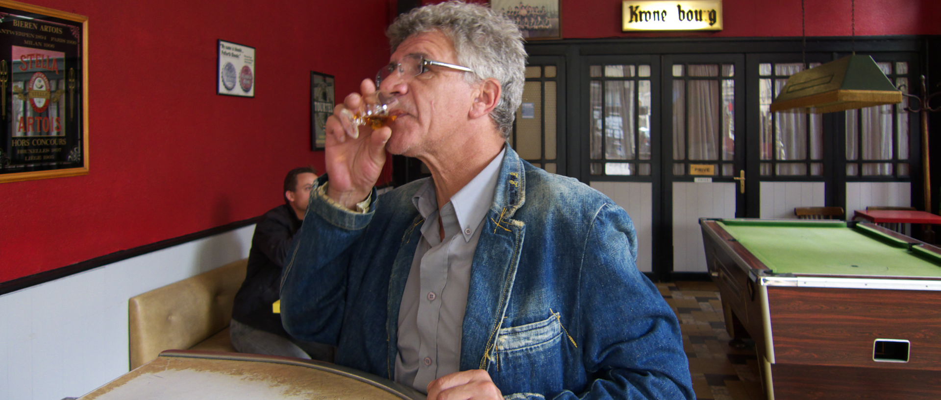 Photo dans un café, au Vieux Lille, Lille, rue Saint-André.