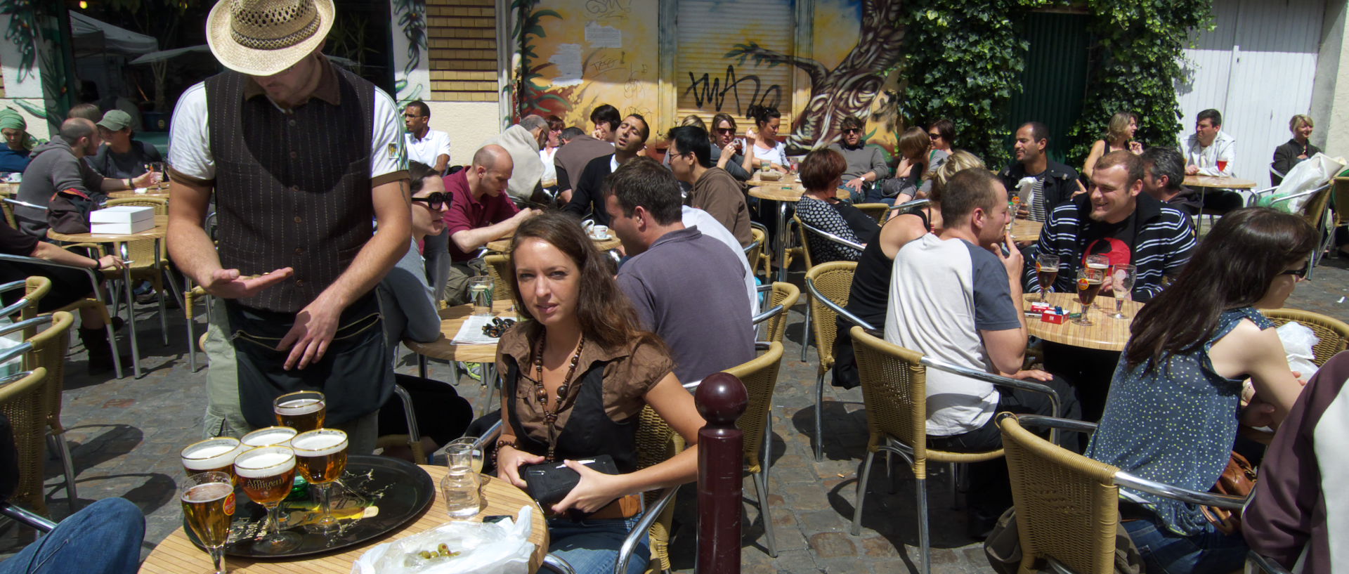 Photo à la terrasse d'un café, aux Tilleuls, Lille, Wazemmes, parvis de Croix.