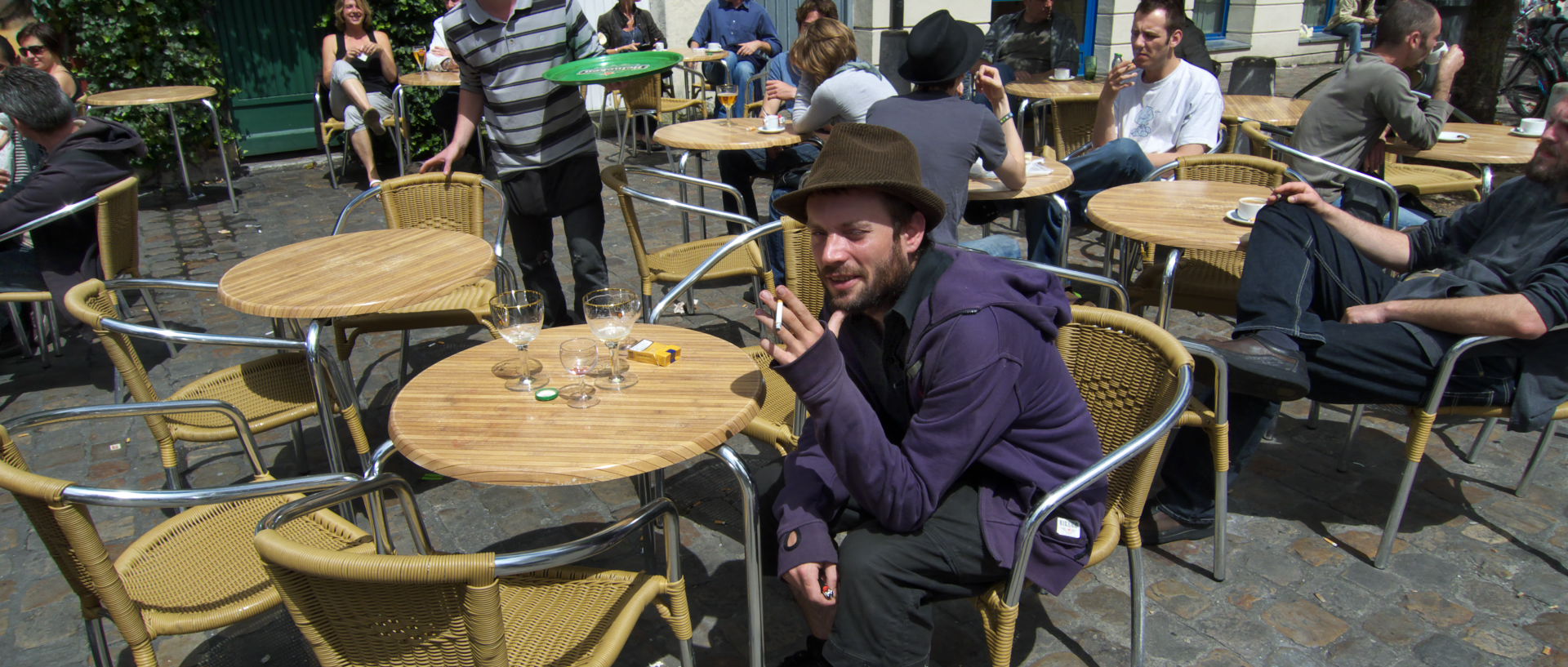 Photo à la terrasse d'un café, aux Tilleuls, Lille, Wazemmes, parvis de Croix.