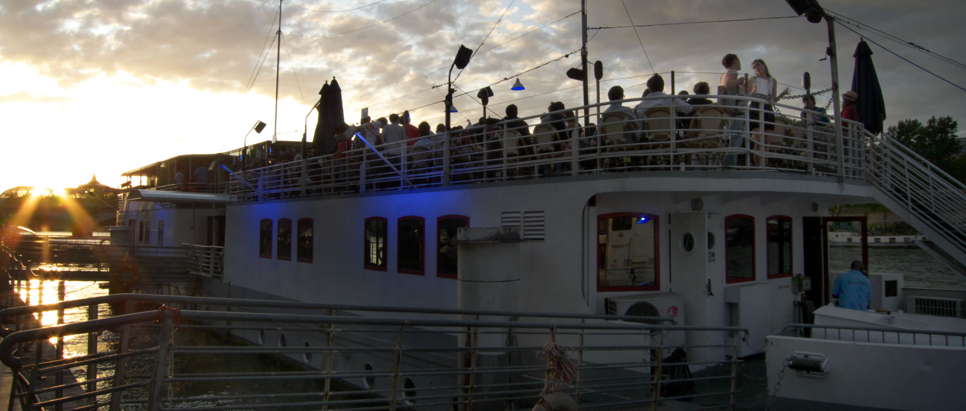 Photo sur une péniche, Paris, port de Solférino.