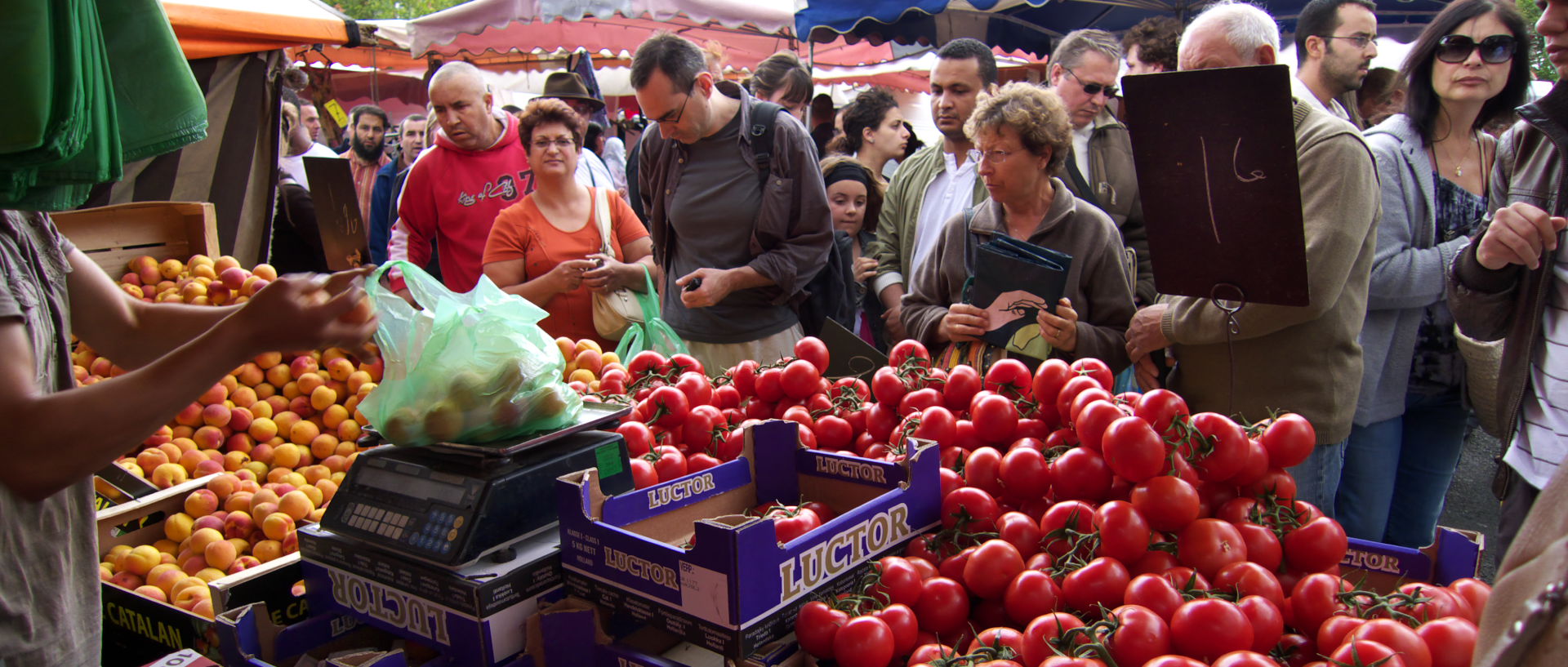 Photo de scène de marché, Lille, Wazemmes, place de la Nouvelle Aventure.