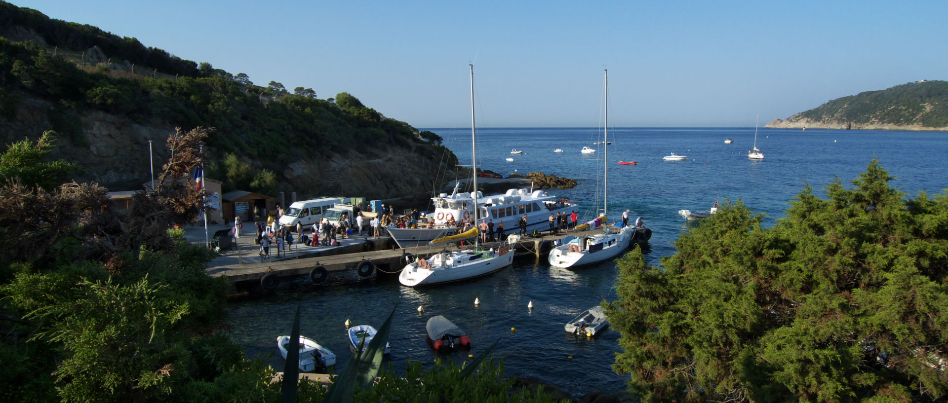 Photo du port de l'Aygade, île du Levant.