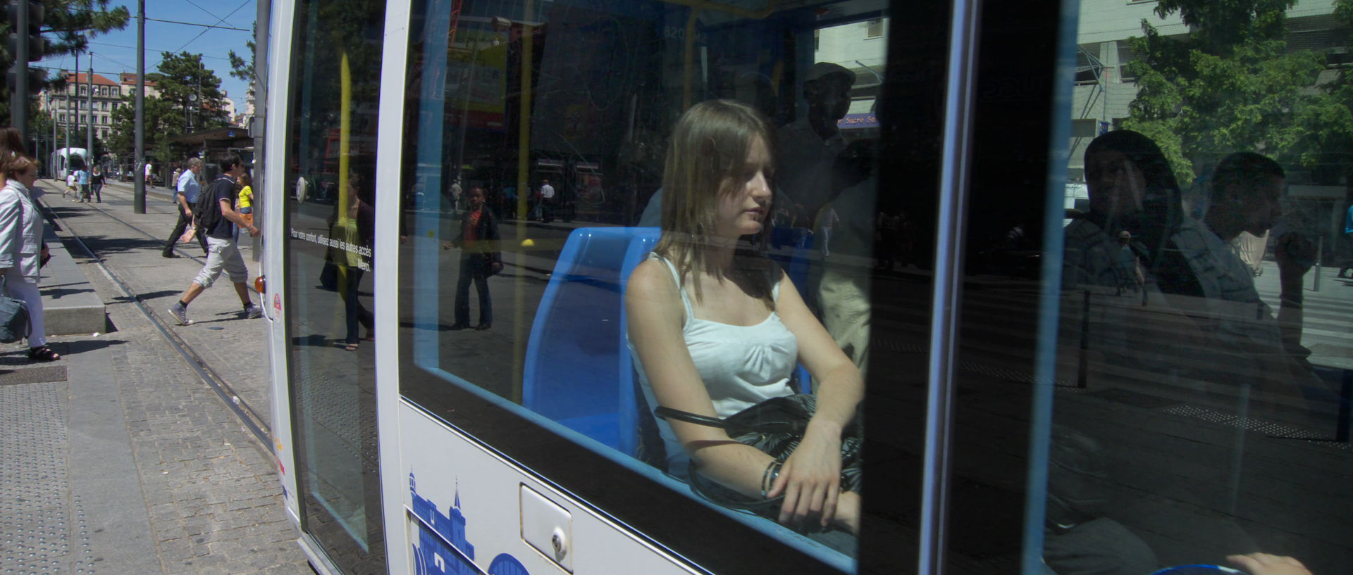 Photo scène de rue, tramway, Lyon, bd Marius-Vivier-Merle.