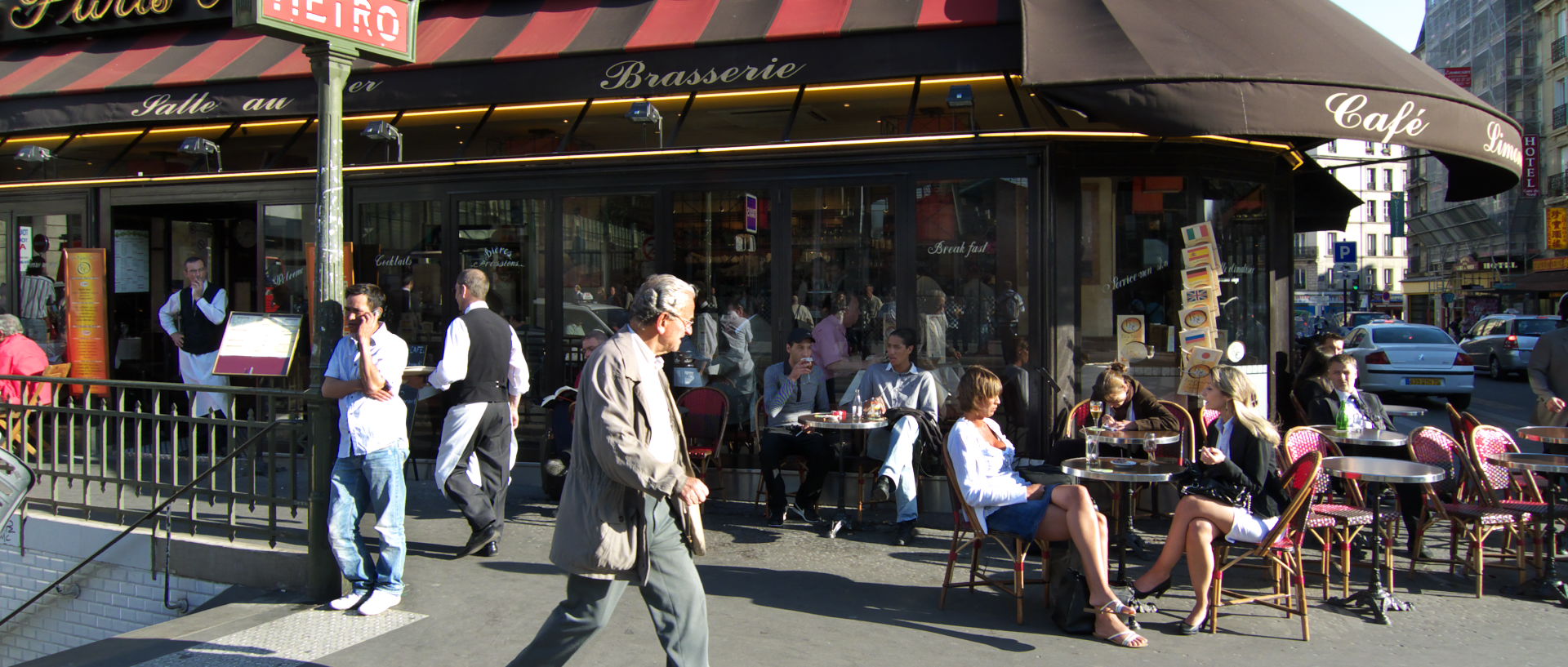 Photo de scène de rue, Paris, rue de Dunkerque.