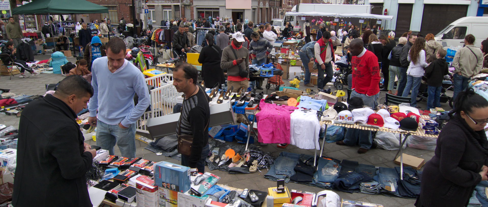 Photo de scène de rue, vide-greniers, quartier Saint-Pierre, Croix.