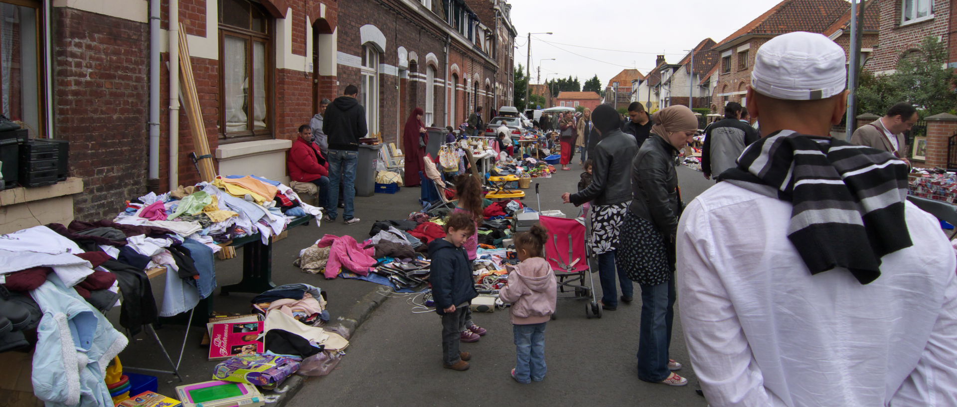 Photo de scène de rue, vide-greniers, quartier Saint-Pierre, Croix.