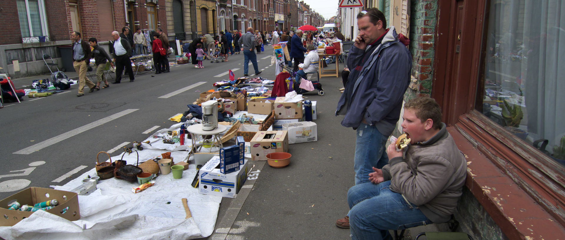 Photo de scène de rue, vide-greniers, quartier Saint-Pierre, Croix.