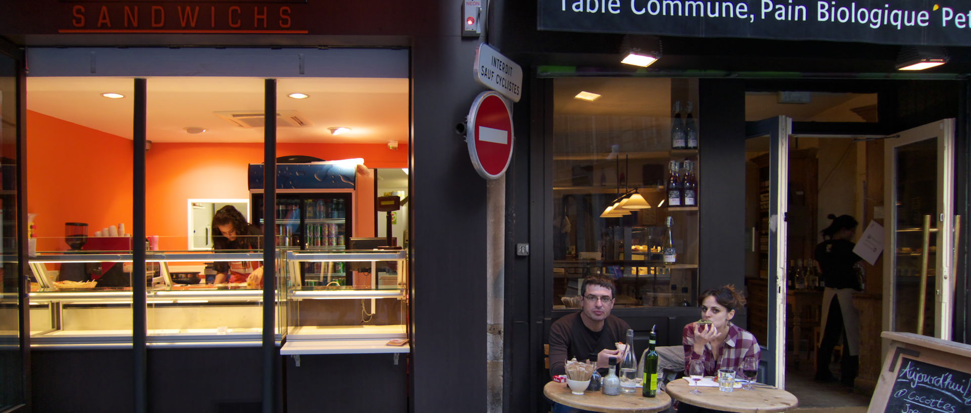 Photo de scène de rue, Paris, rue Montorgueil.