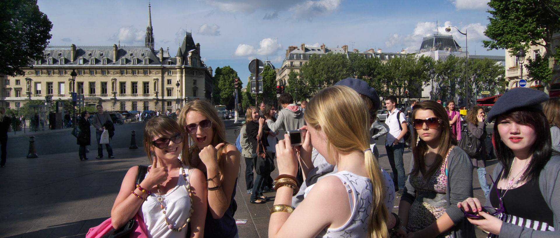 Photo de scène de rue, Paris, place Saint-Michel.