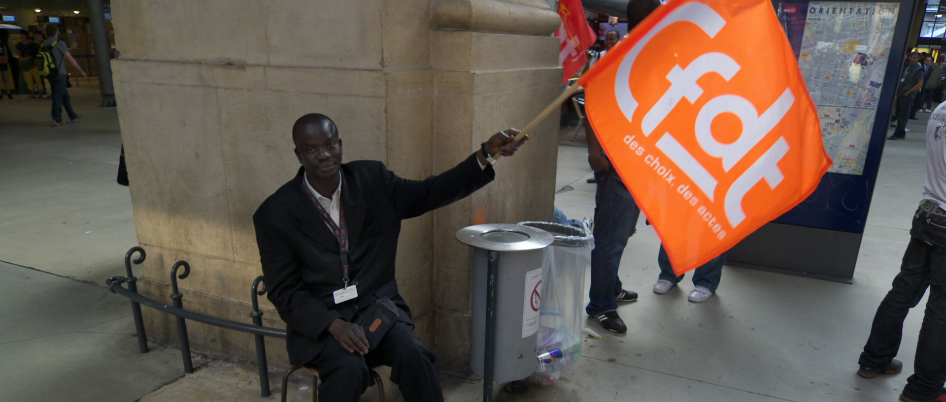 Photo de manifestation syndicale à l'arrivée de l'Eurostar, Paris, gare du Nord.