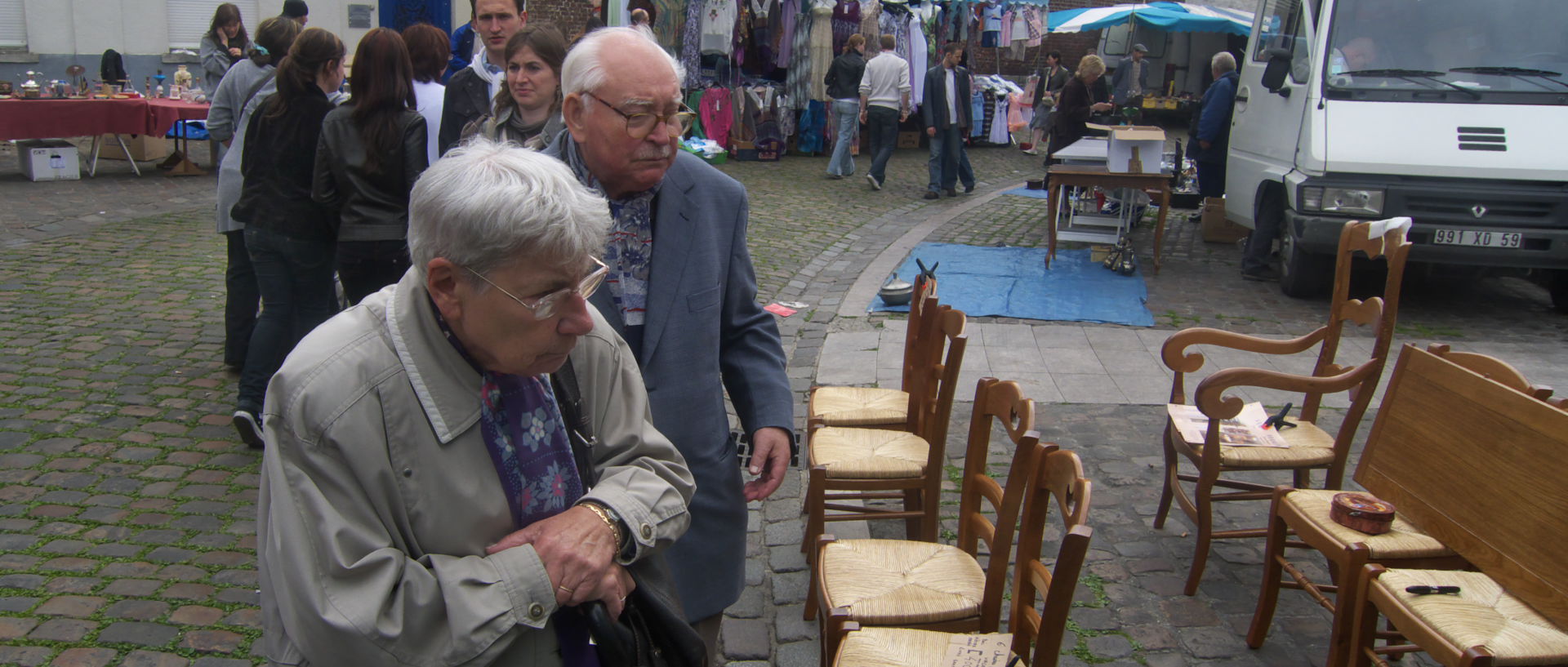 Photo de scène de marché, Lille, Wazemmes, parvis de Croix.