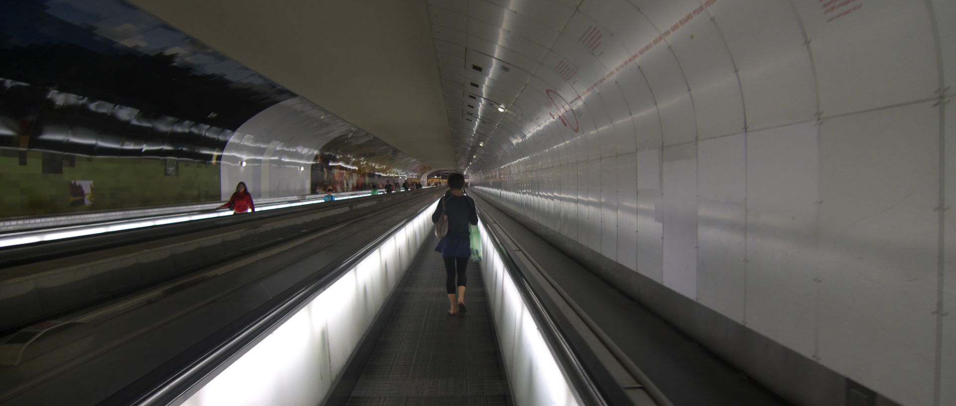 Photo dans les couloirs du métro, Paris, station Montparnasse.