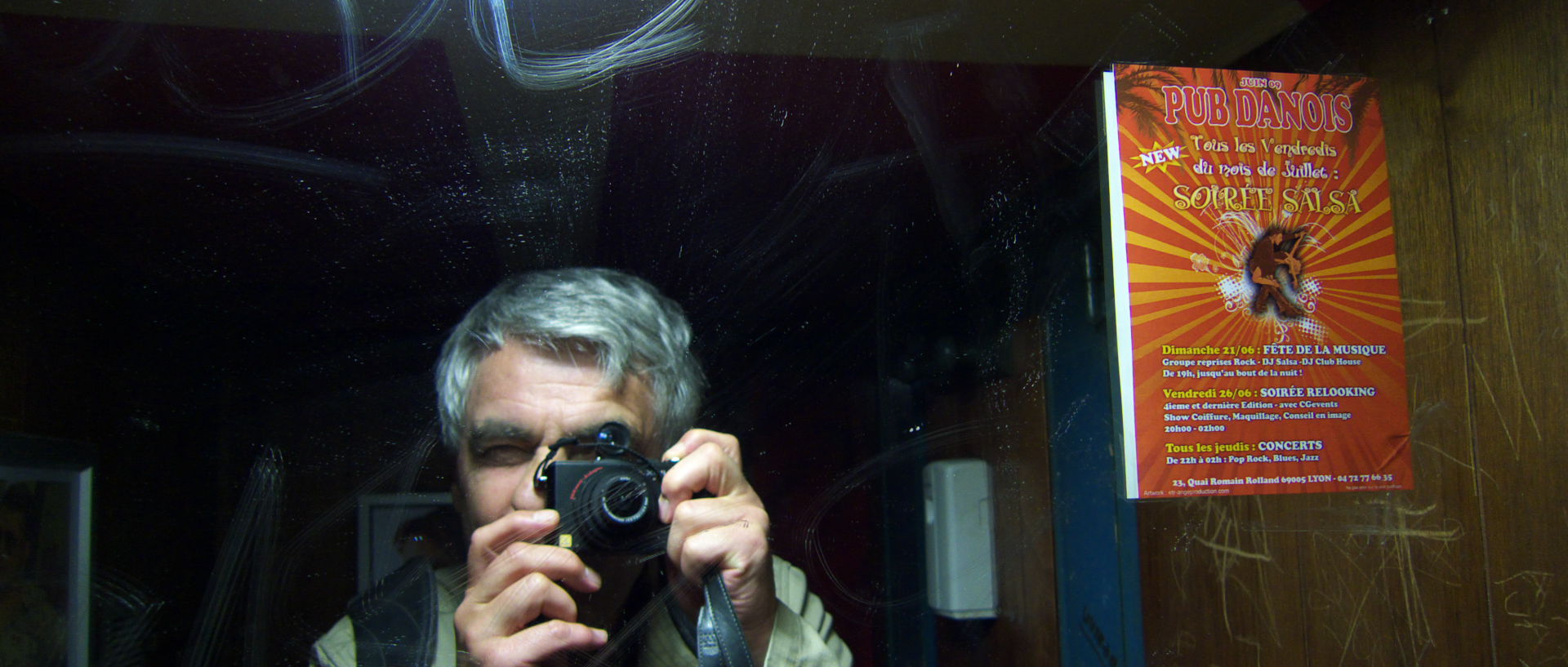 Autoportrait au pub Danois, Lyon, rue du Palais de Justice.