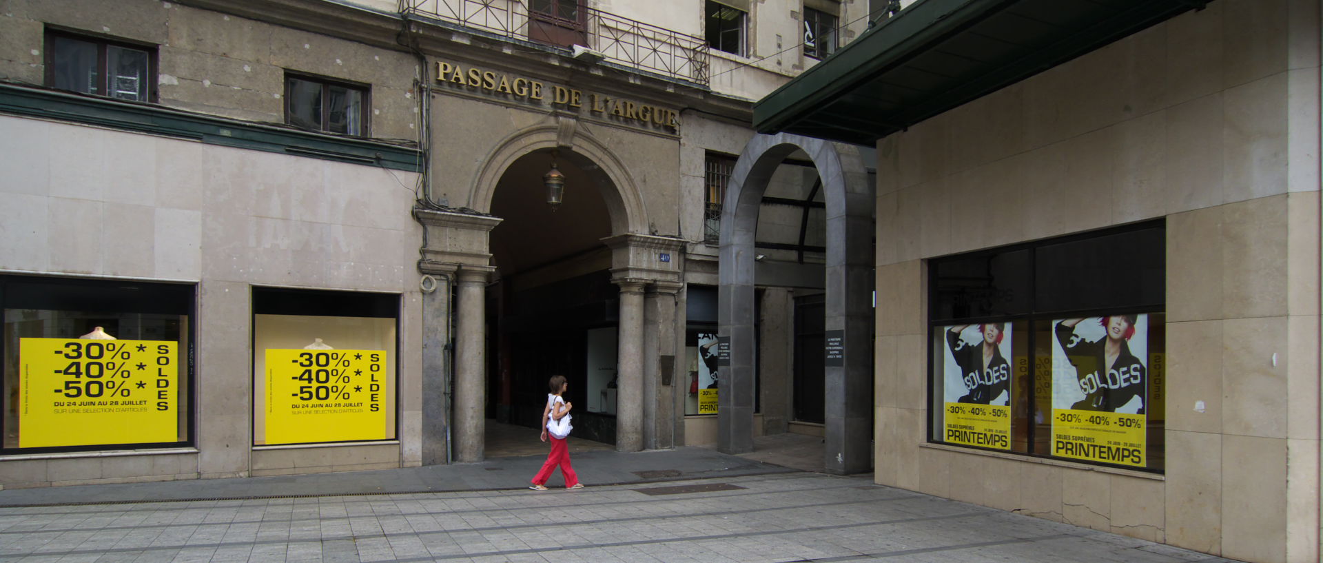 Photo de scène de rue, Lyon, place de la République.