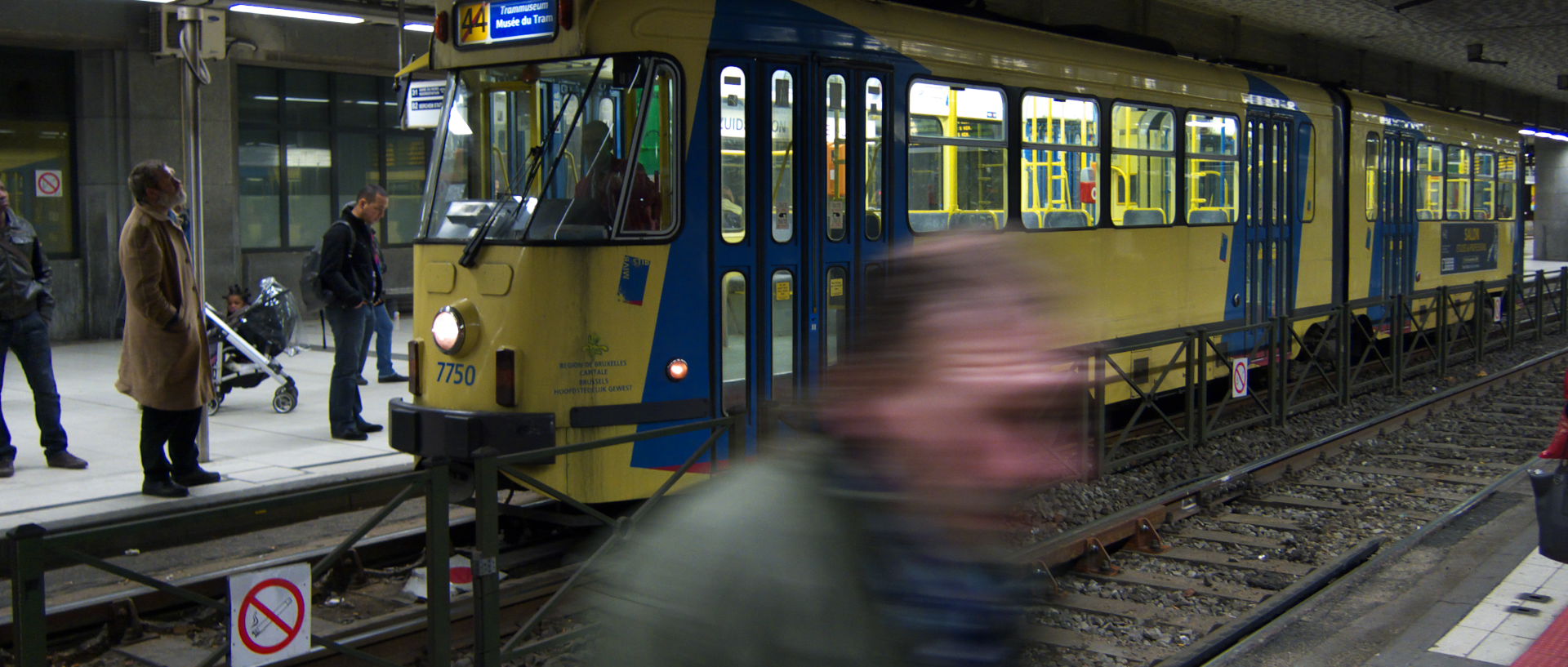 Photo à un arrêt de tramway, Bruxelles, rue d'Angleterre.