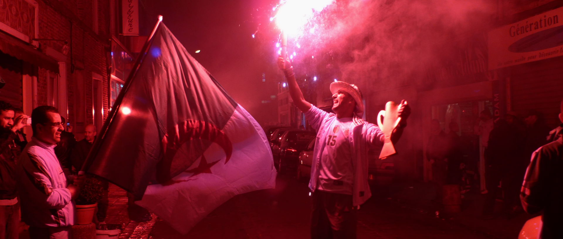 Photo de scène de rue, avant le match de football Egypte/Algérie, Lille, Wazemmes, rue Jules-Guesde.