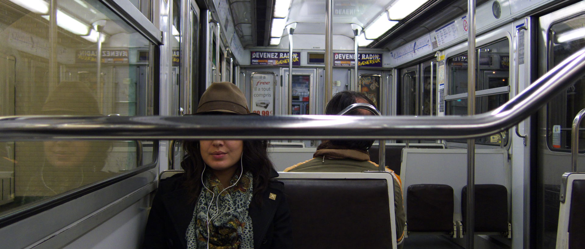 Photo dans le métro, ligne 2, Paris.