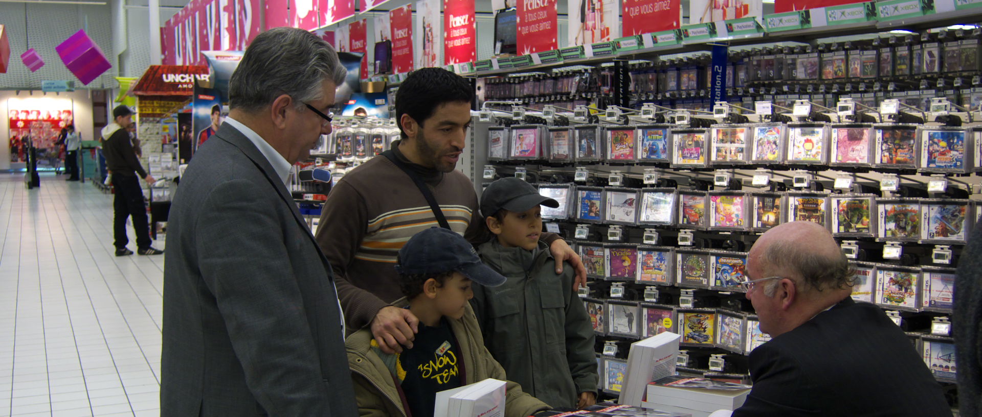 Photo d'Alain Bocquet au centre carrefour de Vénissieux.