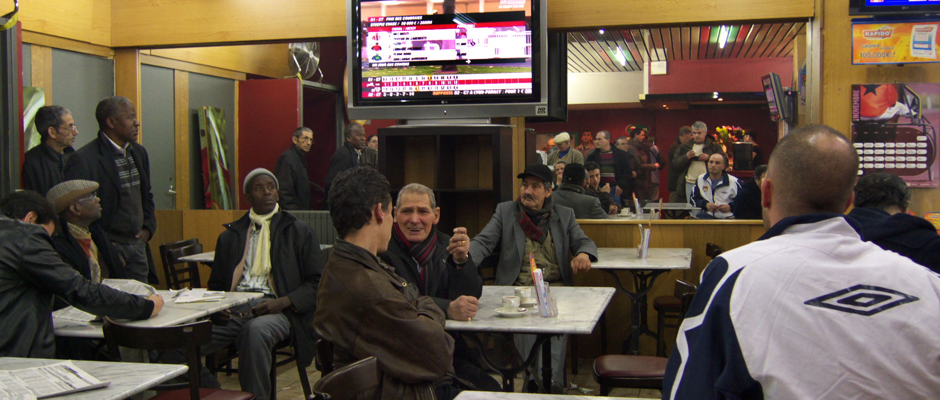 Photo dans un café tabac, Lille, Wazemmes, place de la Nouvelle Aventure.