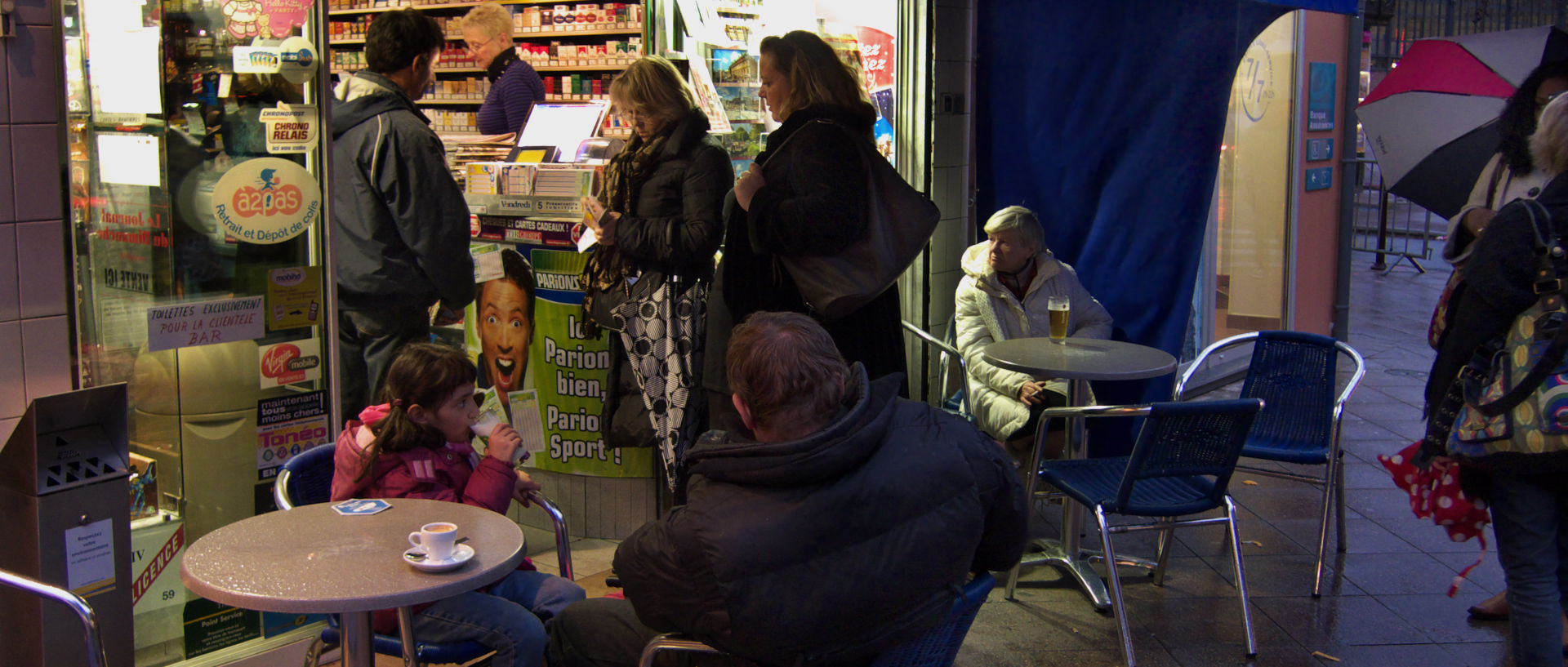 Photo à la terrasse d'un café tabac, Lille, Wazemmes, rue Gambetta.