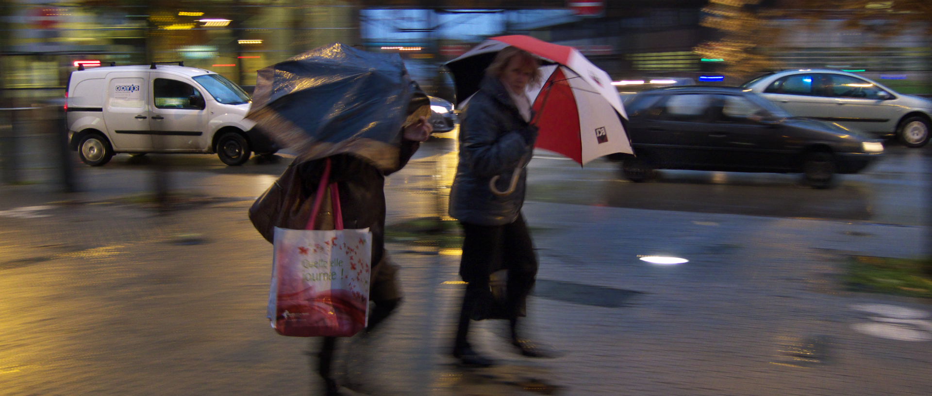 Photo de scène de rue sous la pluie, Lille, av. du Président-Hoover.