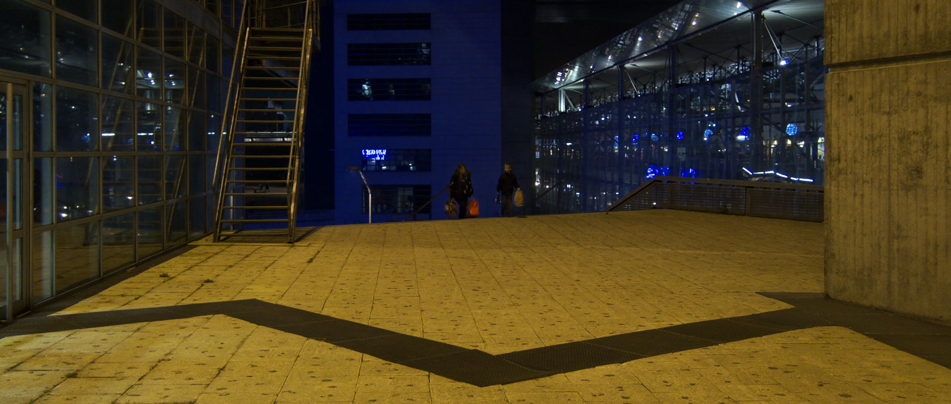 Photo d'un accès à la gare de Lille Europe.