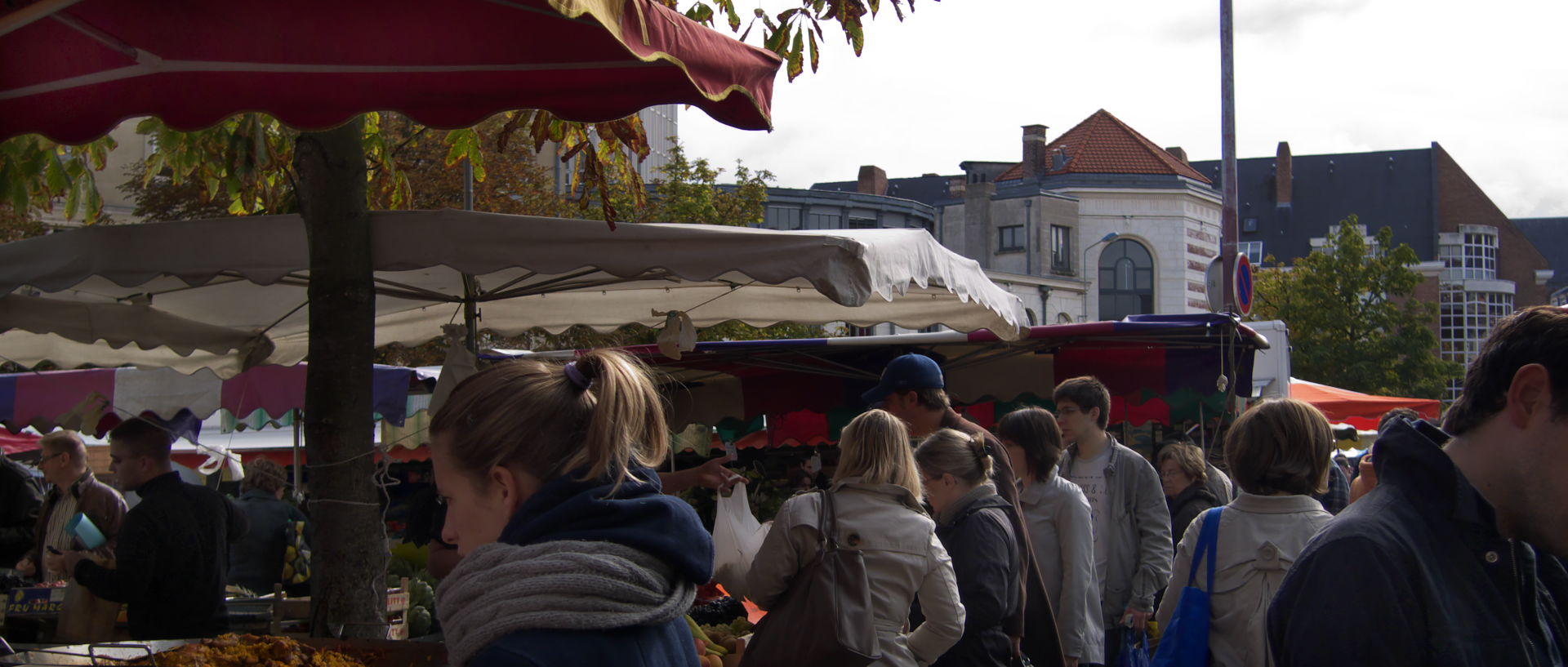 Photo de scène de rue, sur un marché, Lille, place du Concert.