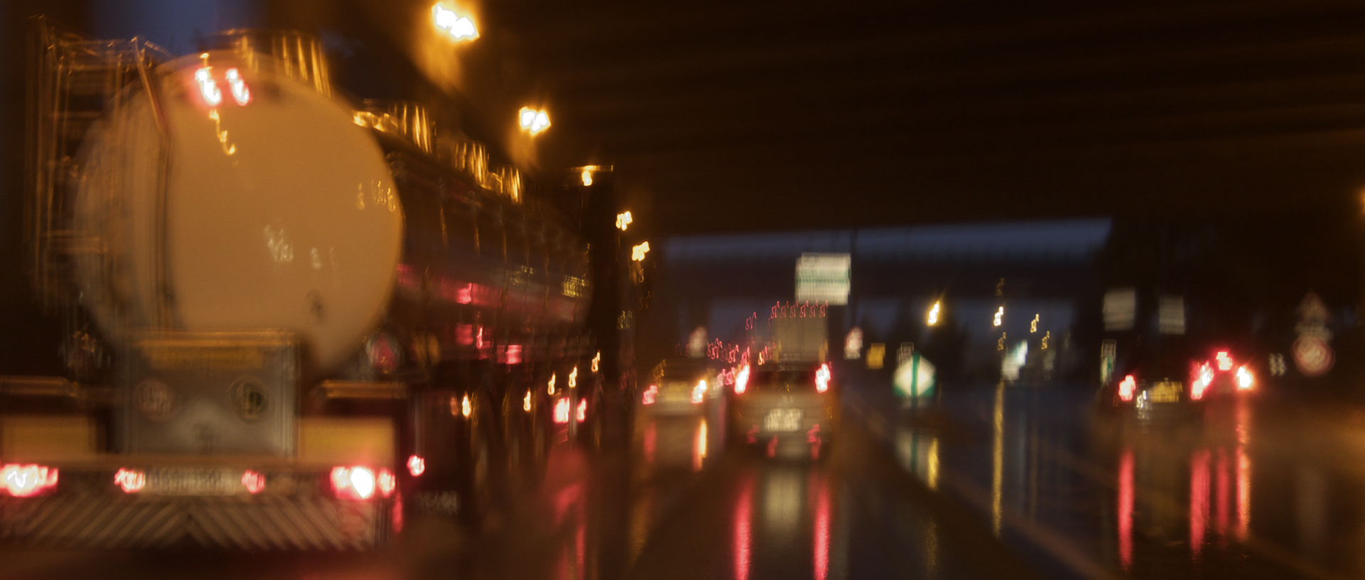 Photo d'une route sous la pluie, Lille, voie rapide urbaine.