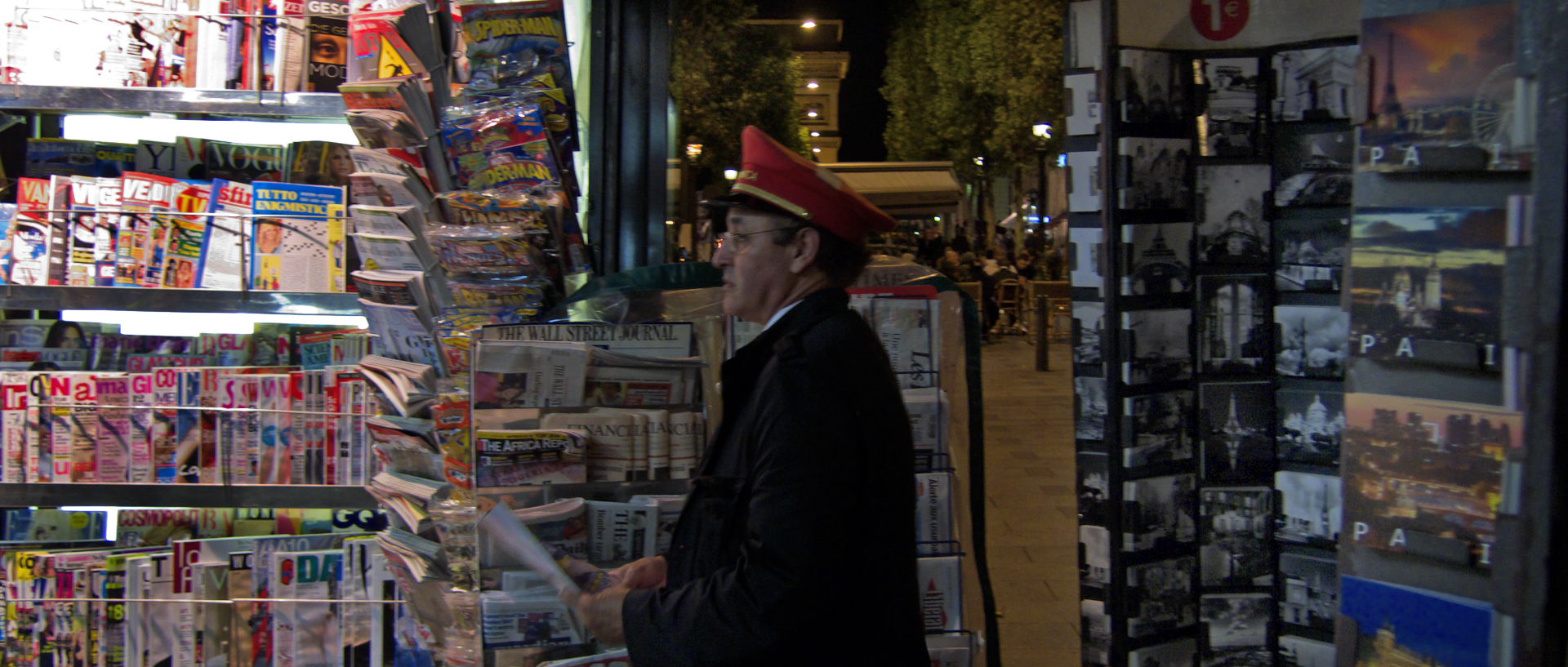 Photo de scène de rue, Paris, av. des Champs Elysées.