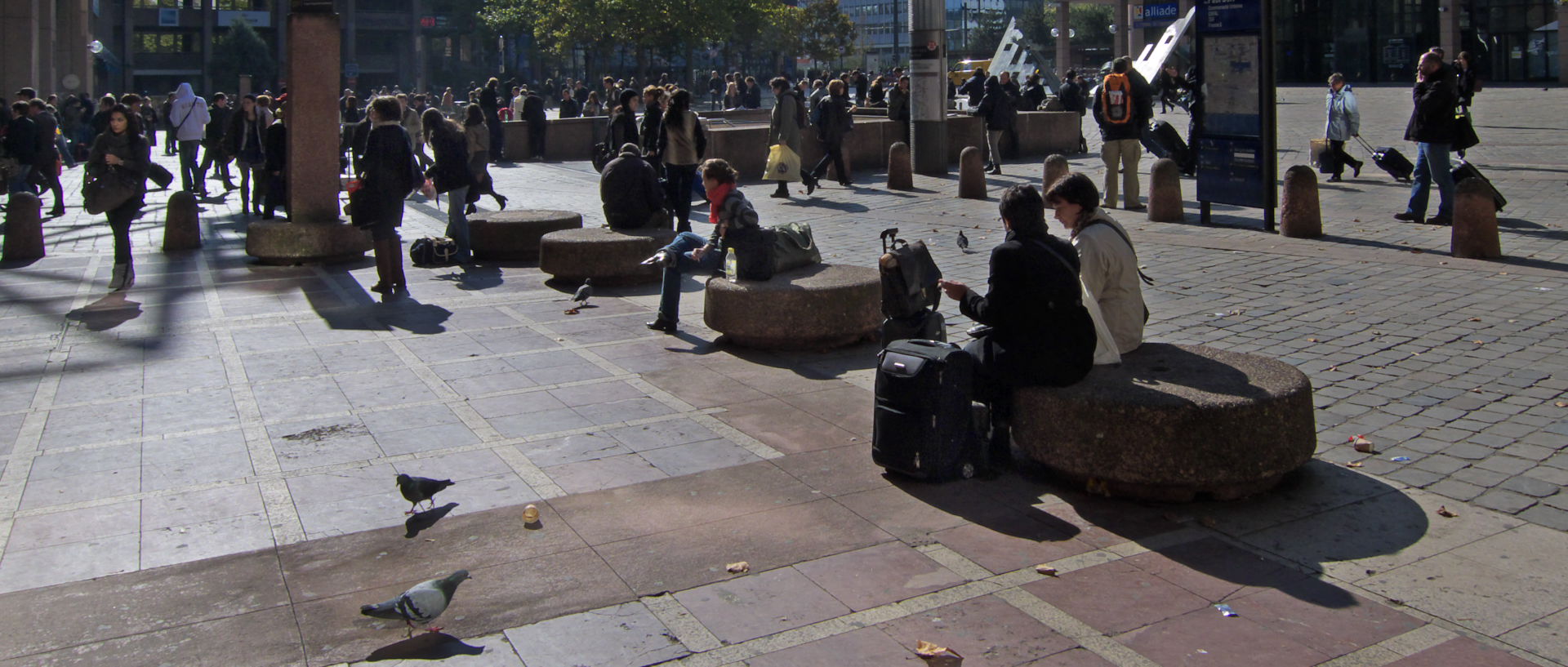 Photo de scène de rue, Lyon, place Charles-Béraudier.