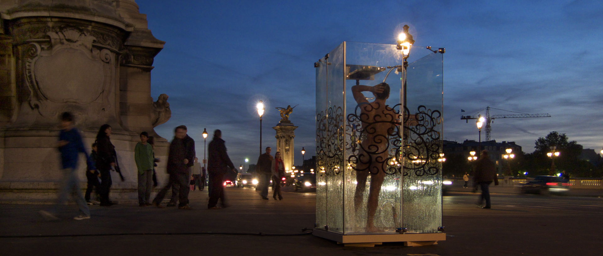 Photo d'une exhibition publicitaire, Paris, pont Alexandre III.