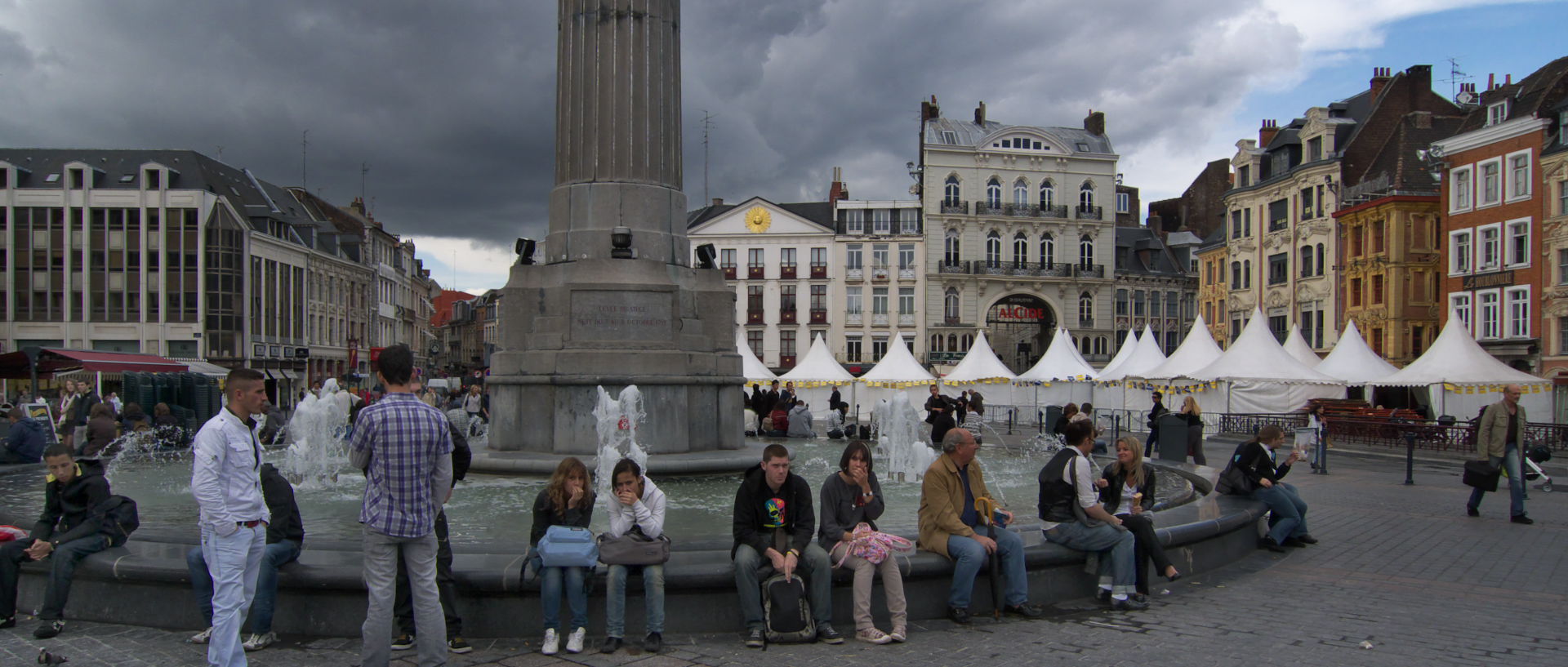 Photo de scène de rue, Lille, place du Général-de-Gaulle.