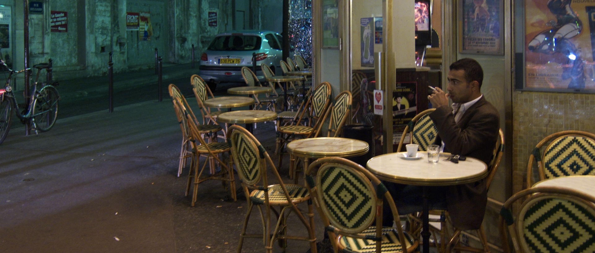 Photo à la terrasse d'un café, Paris, rue Belliard.