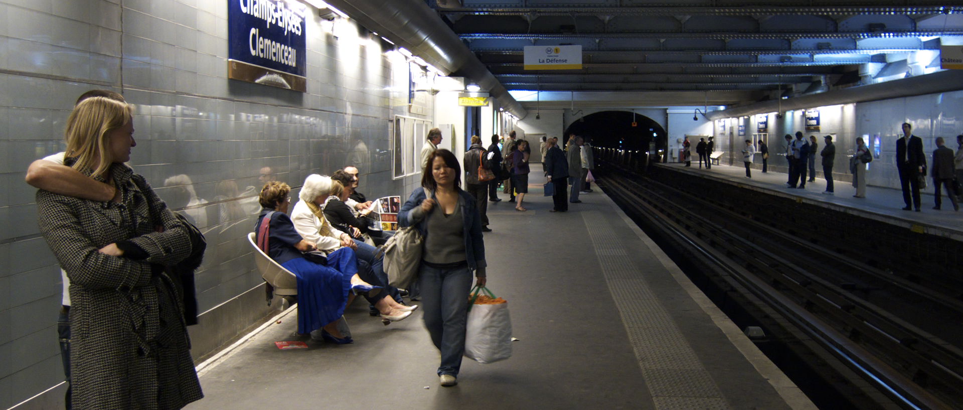 Photo dans le métro, Paris.