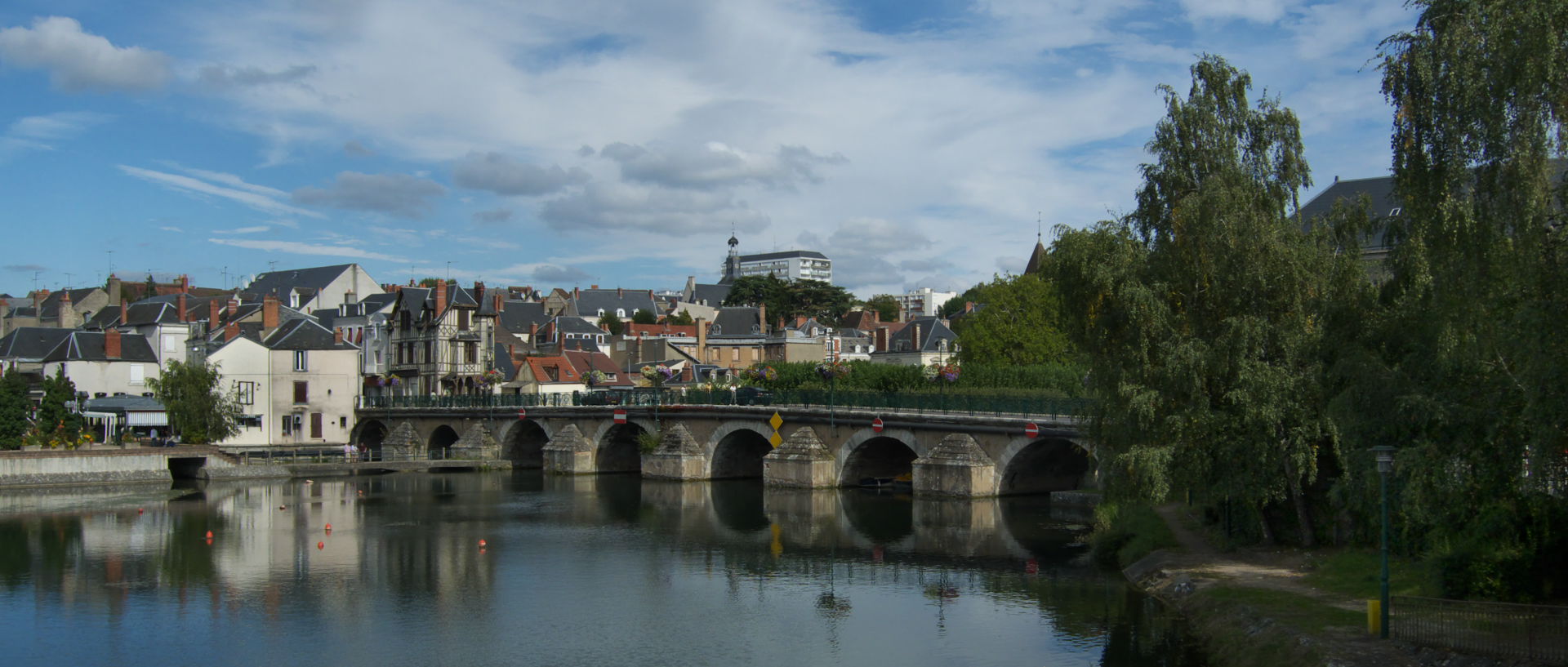 Photo de paysage urbain, Vierzon, canal du Berry.