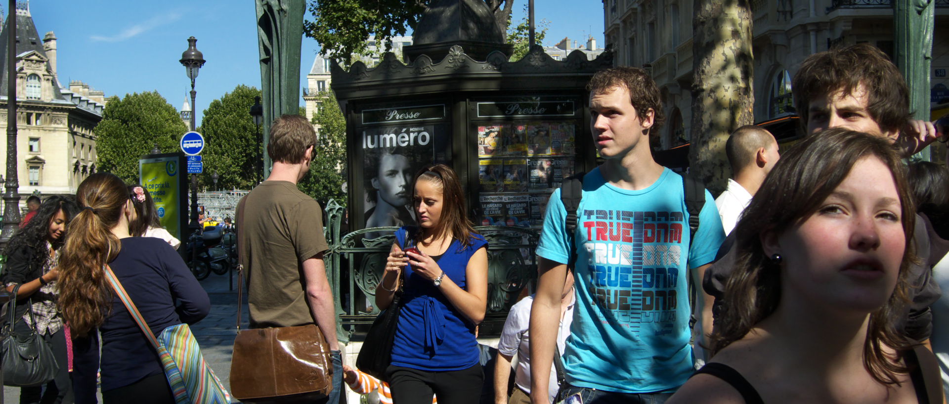 Photo de scène de rue, Paris, place Saint-Michel.