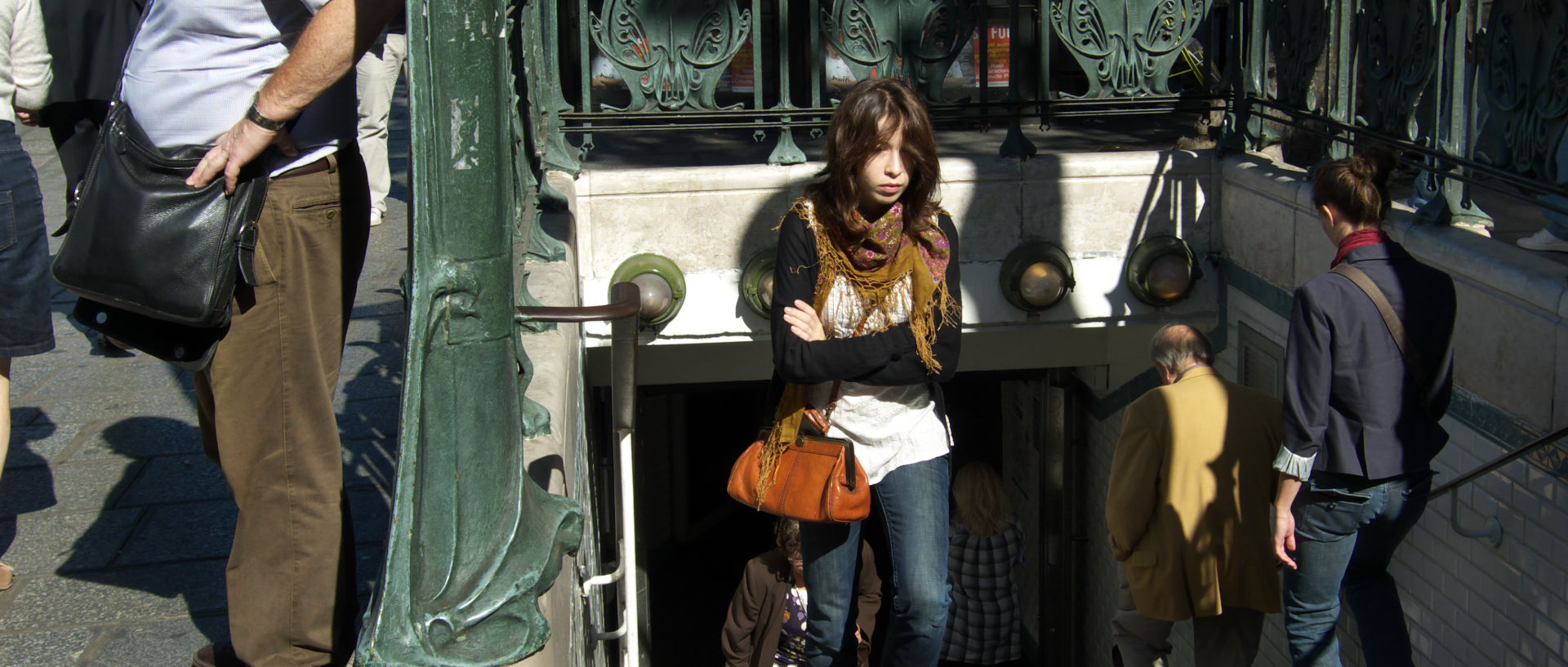 Photo de scène de rue, Paris, place Saint-Michel.