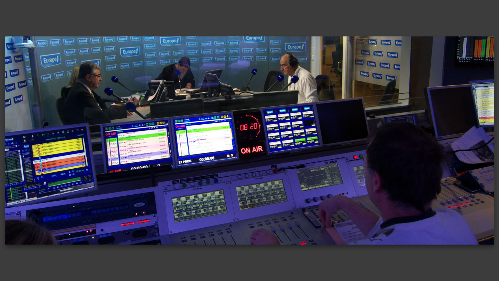 André Gerin interviewé par Jean-Pierre Elkabbach, dans les studios d'Europe 1, à Paris.