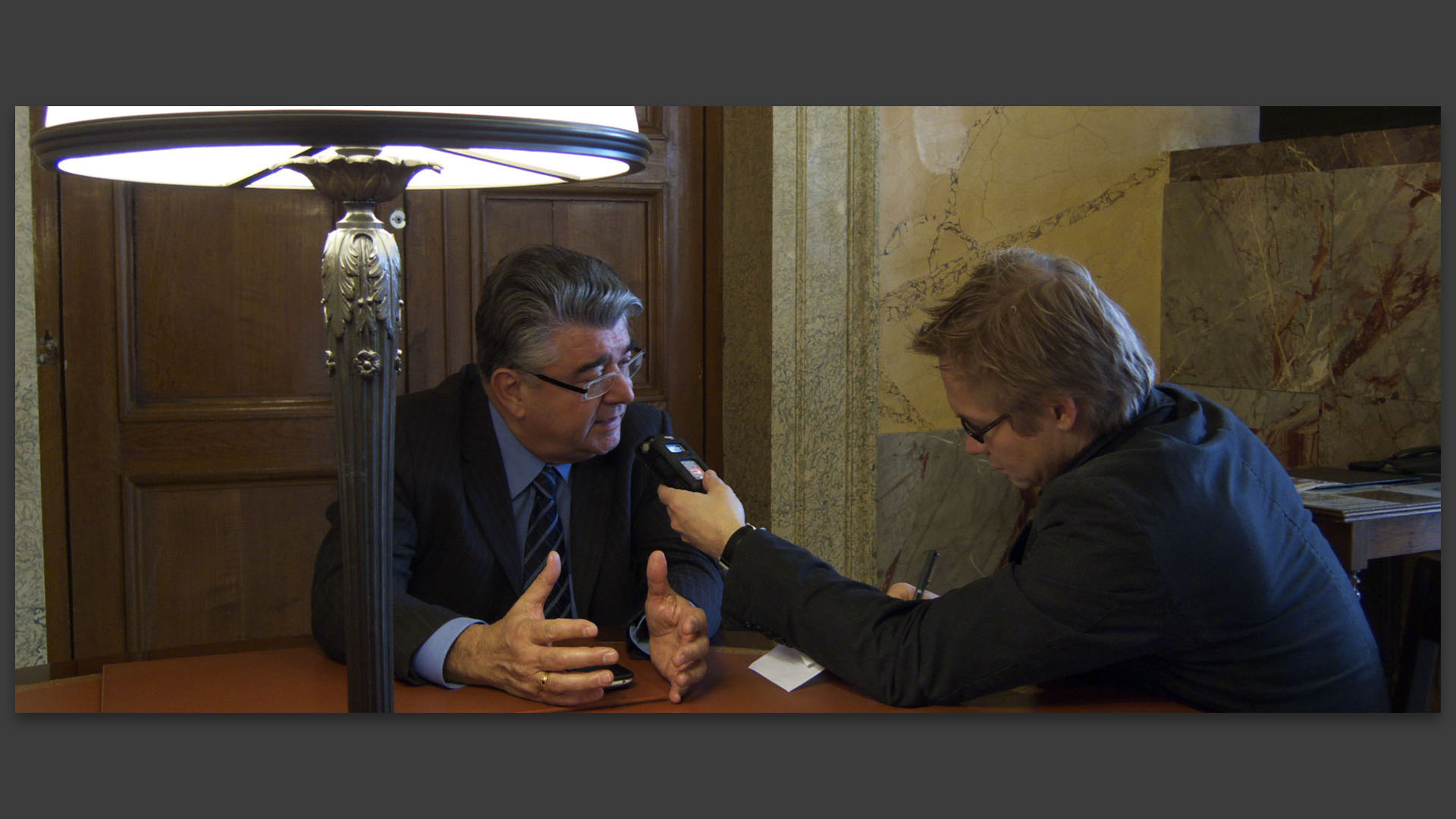 André Gerin interviewé par un journaliste suédois, à l'Assemblée nationale, à Paris.