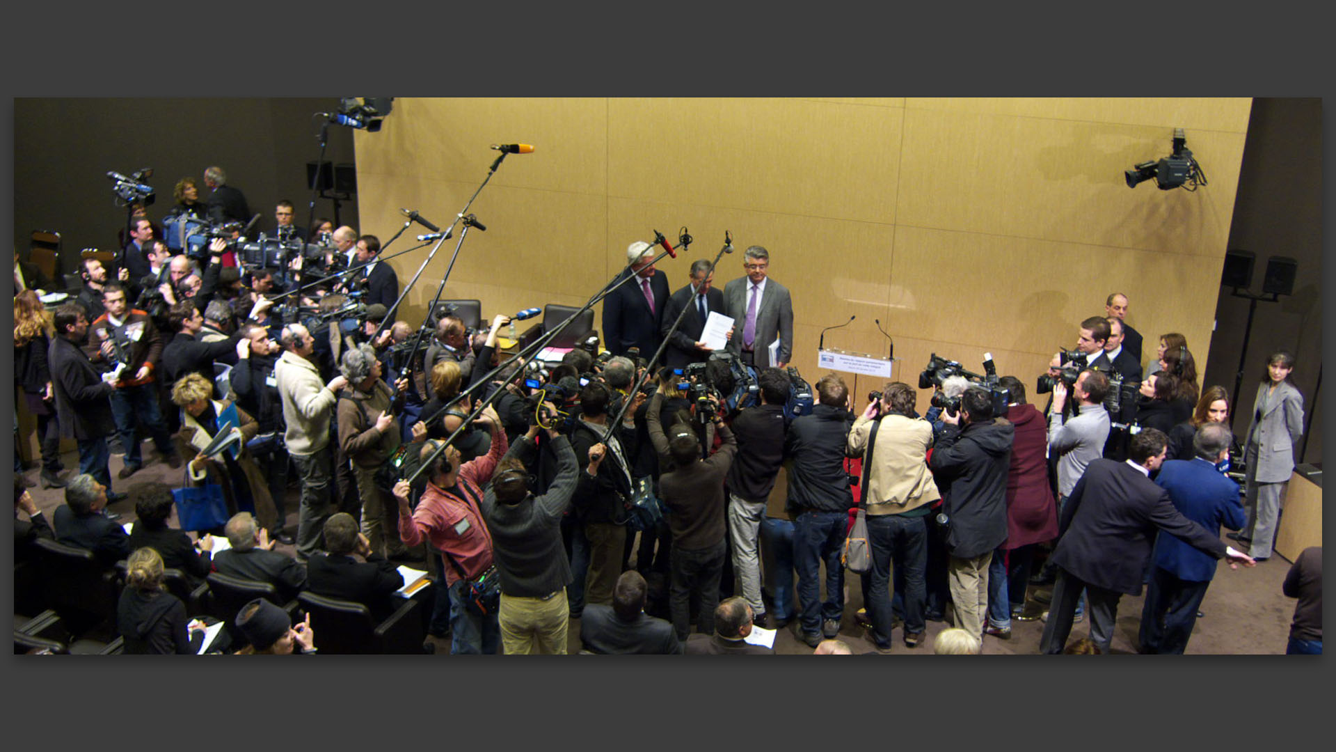 Remise du rapport de la mission parlementaire sur le voile intégral, à l'Assemblée nationale, à Paris.