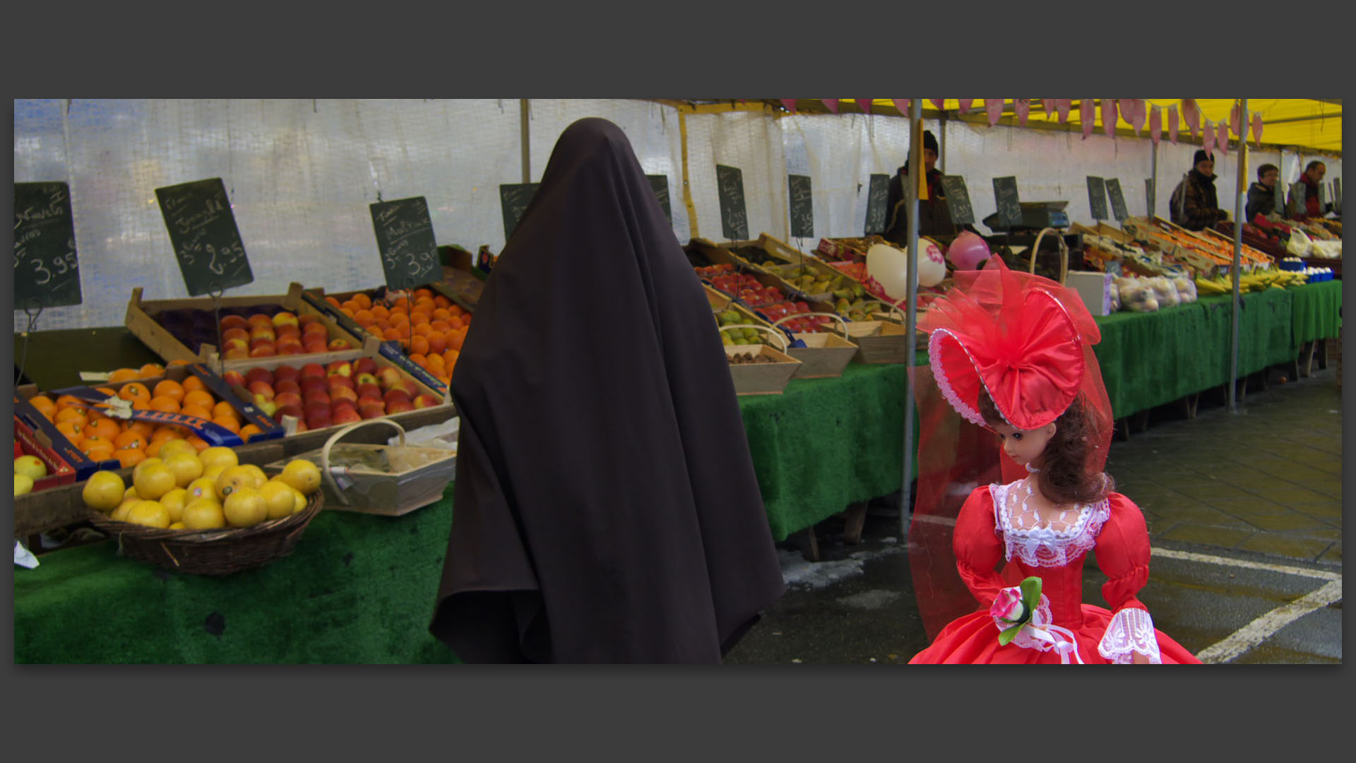 Marché Saint-Pierre, place de la Liberté, à Croix.