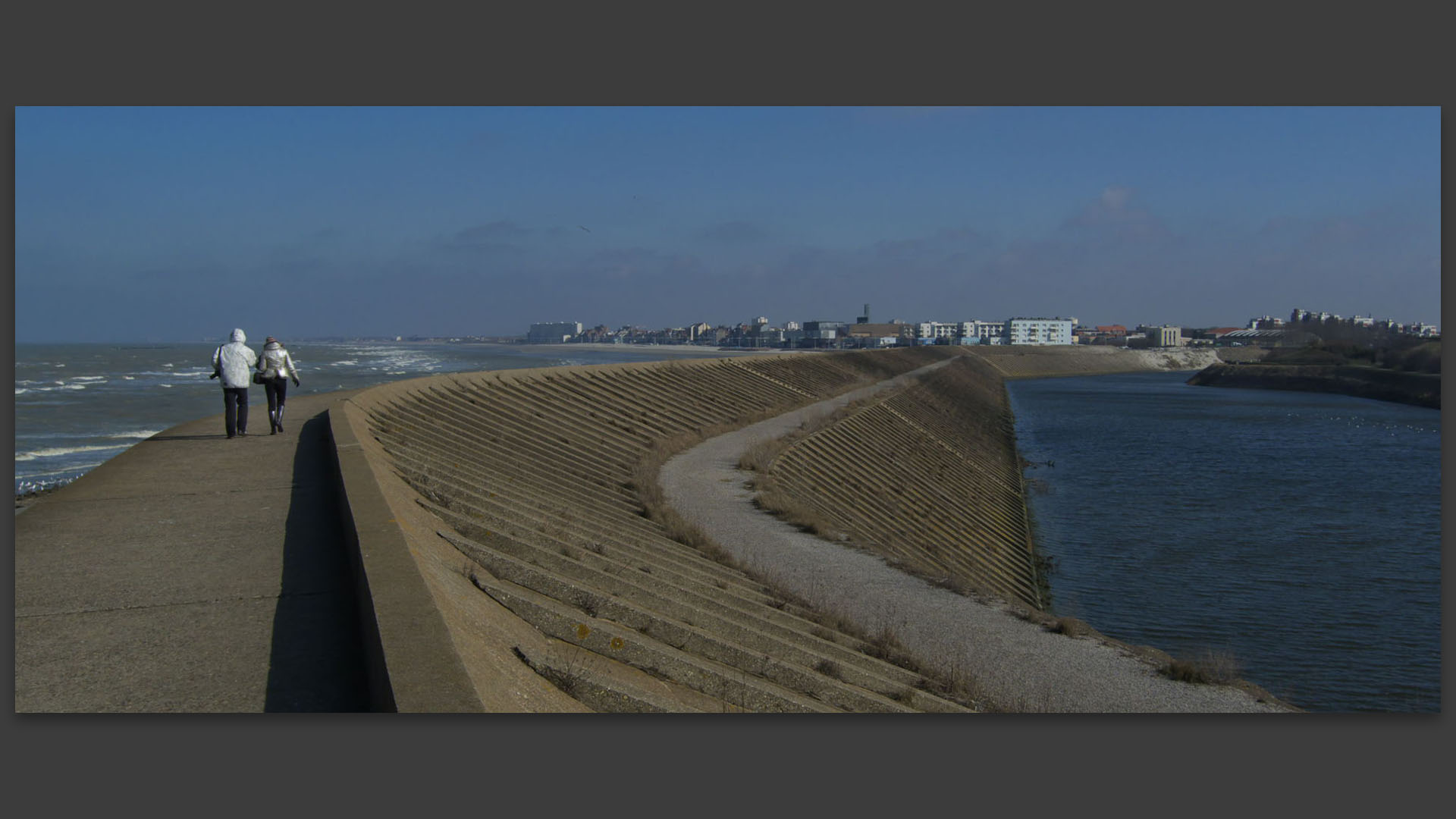 Digue du canal exutoire, à Dunkerque.