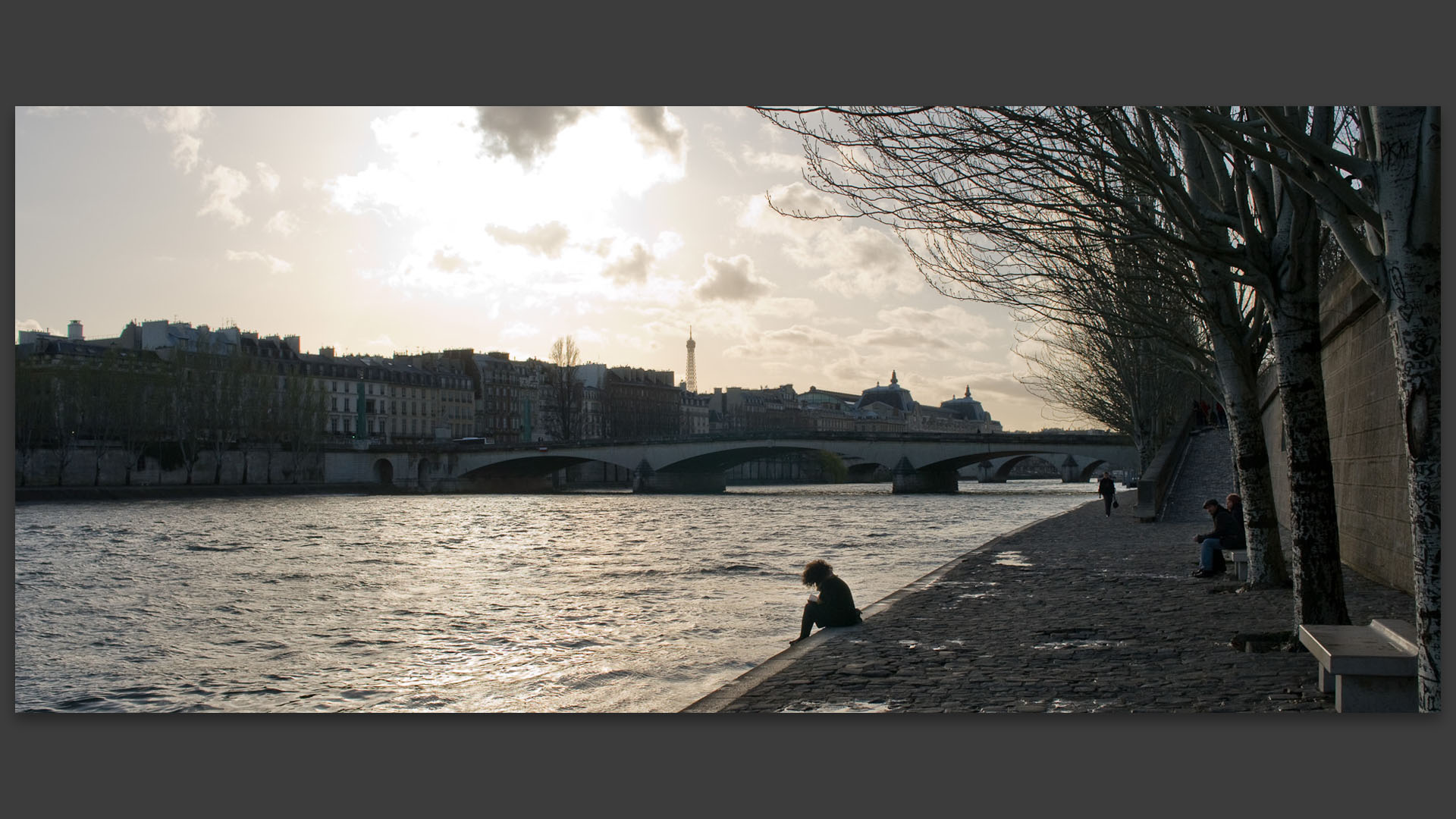 Port du Louvre, à Paris.