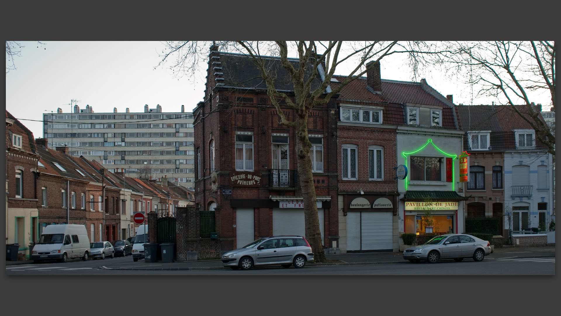 Maisons anciennes et immeuble récent, rue Edouard-Vaillant, à Croix.