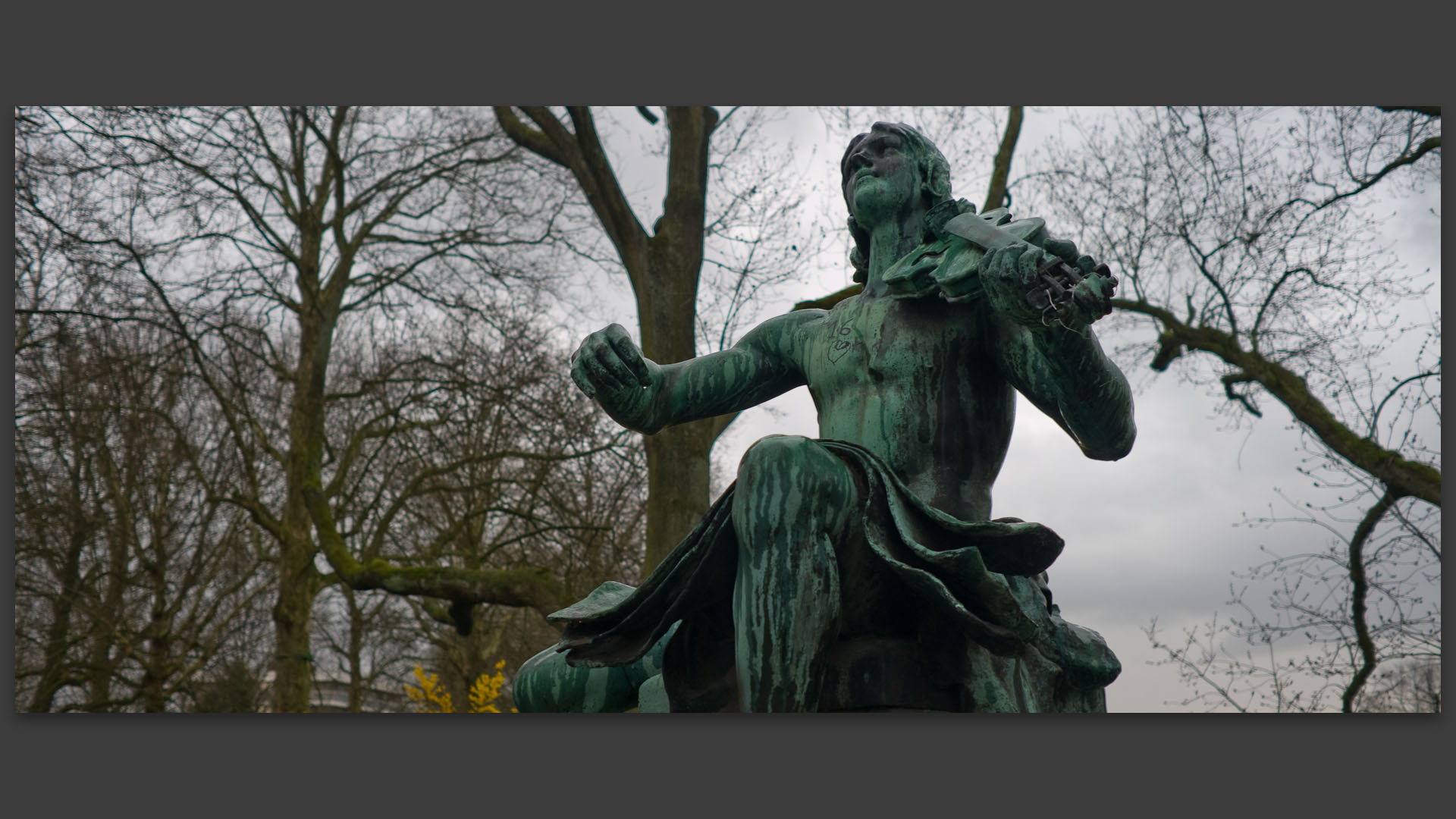 Détail d'un monument sculpté par Alphonse-Amédée Cordonnier à la mémoire de Gustave Nadaud, av. Le-Nôtre, à Roubaix.