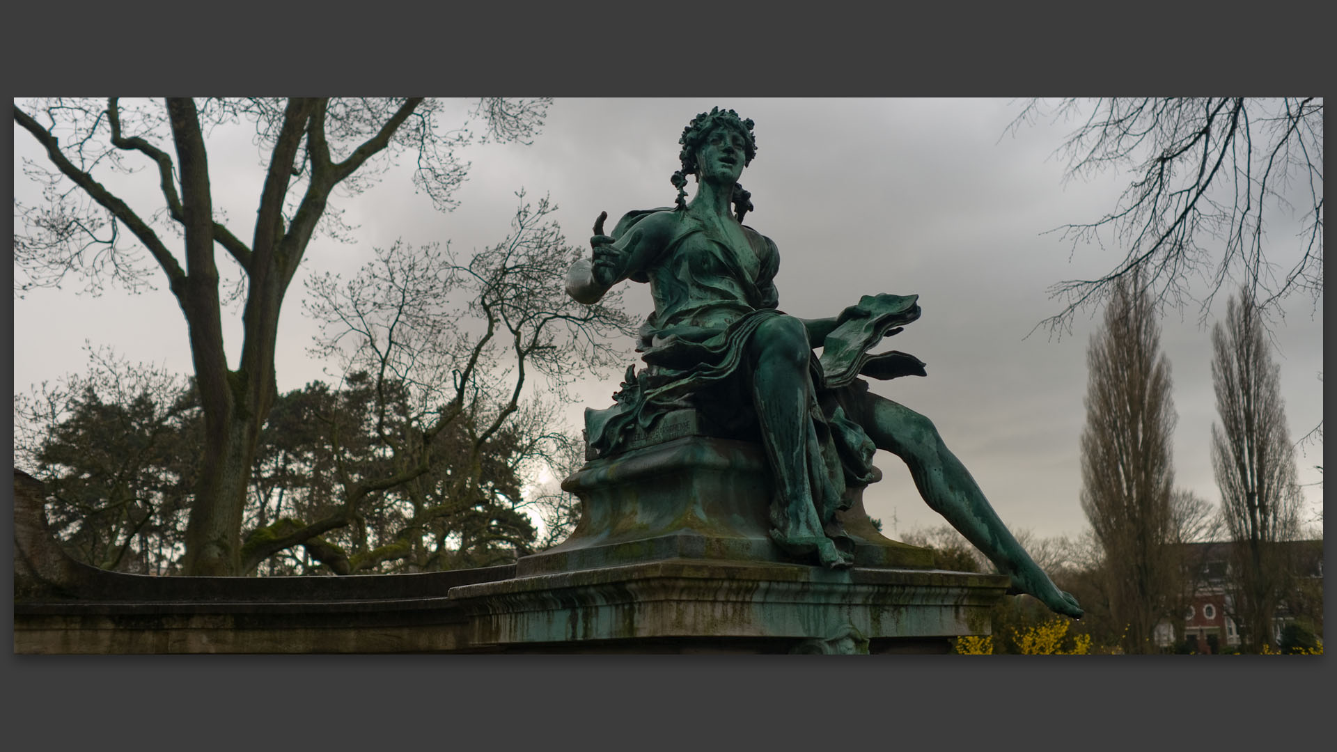 Détail d'un monument sculpté par Alphonse-Amédée Cordonnier à la mémoire de Gustave Nadaud, av. Le-Nôtre, à Roubaix.