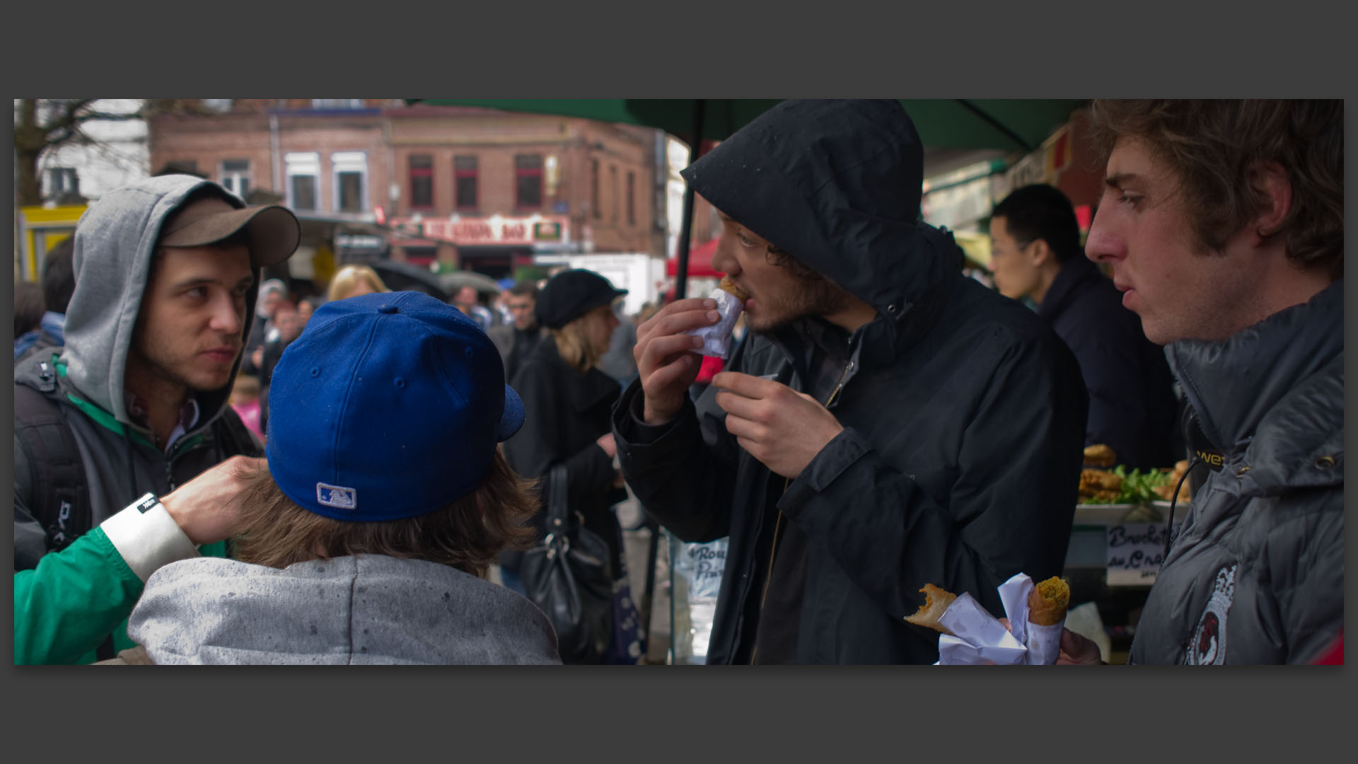 Jeunes mangeant des nems, au marché de Wazemmes, place de la Nouvelle Aventure, à Lille.