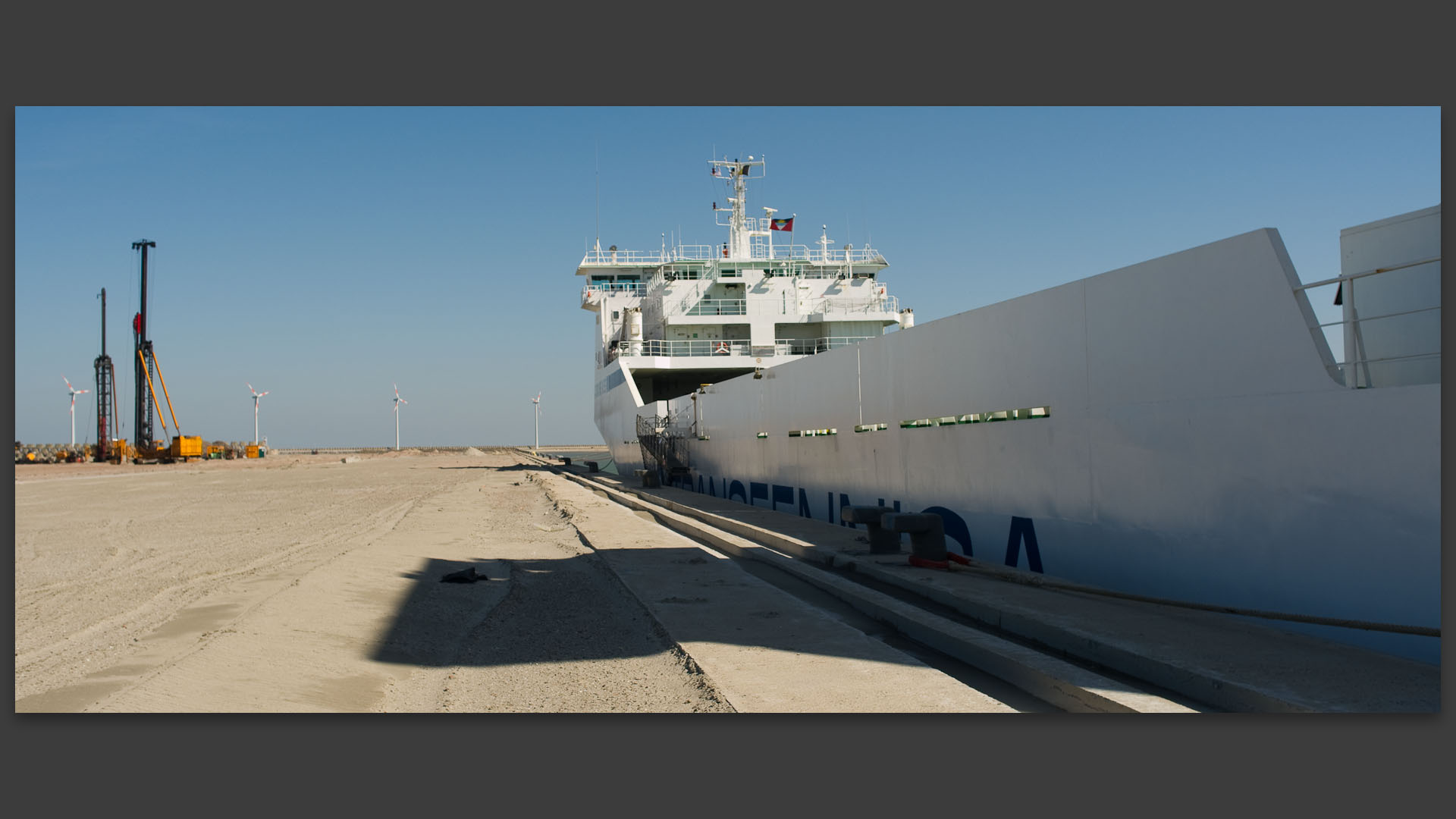 Bateau à quai dans le port de Zeebrugge, en Belgique.